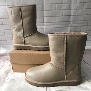 UGG CLASSIC SHORT PEARLIZED Boots